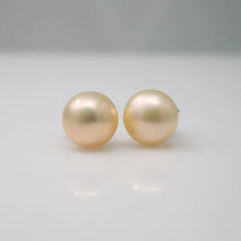 Load image into Gallery viewer, Freshwater Pearl Studs
