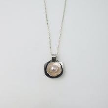 Load image into Gallery viewer, Flower Pearl Necklace
