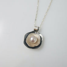 Load image into Gallery viewer, Flower Pearl Necklace
