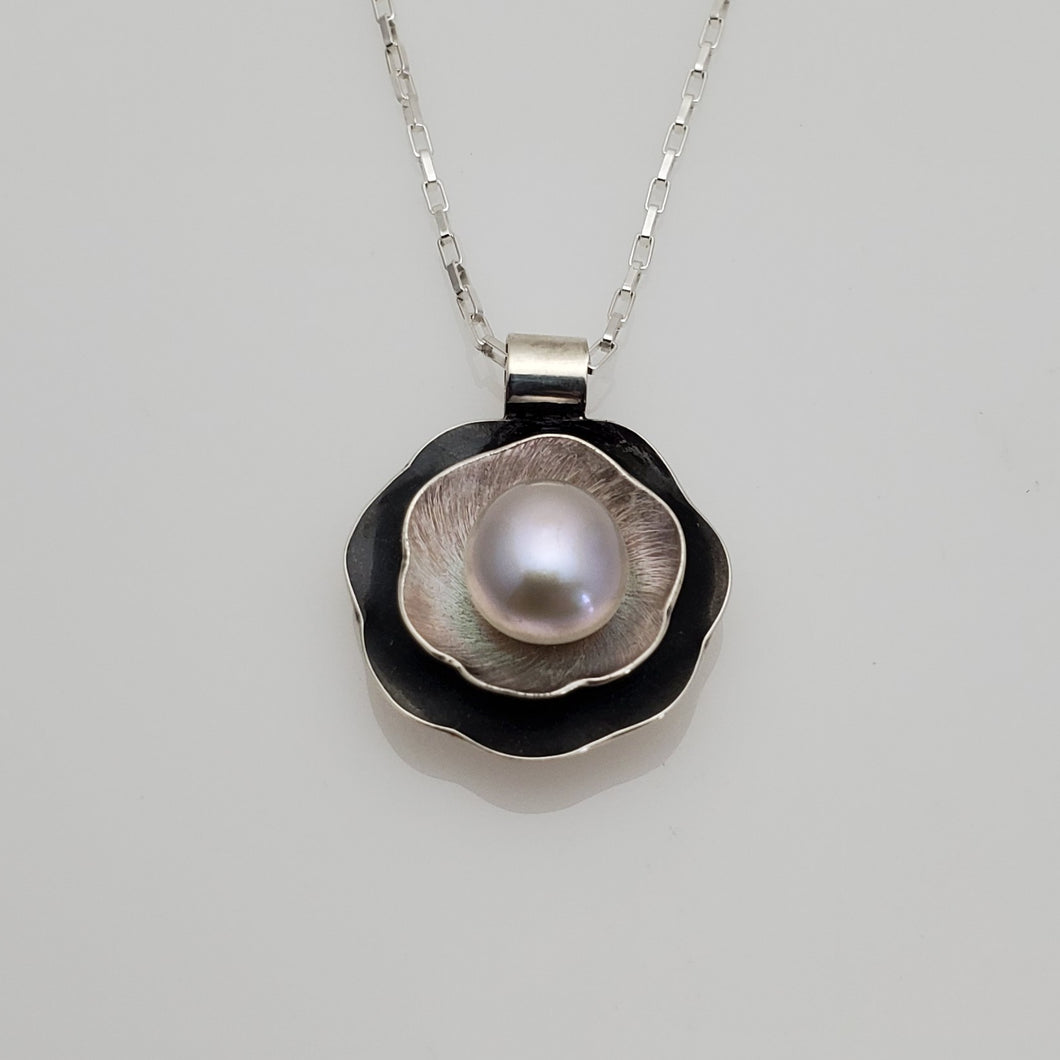 POPPY PEARL PENDANT