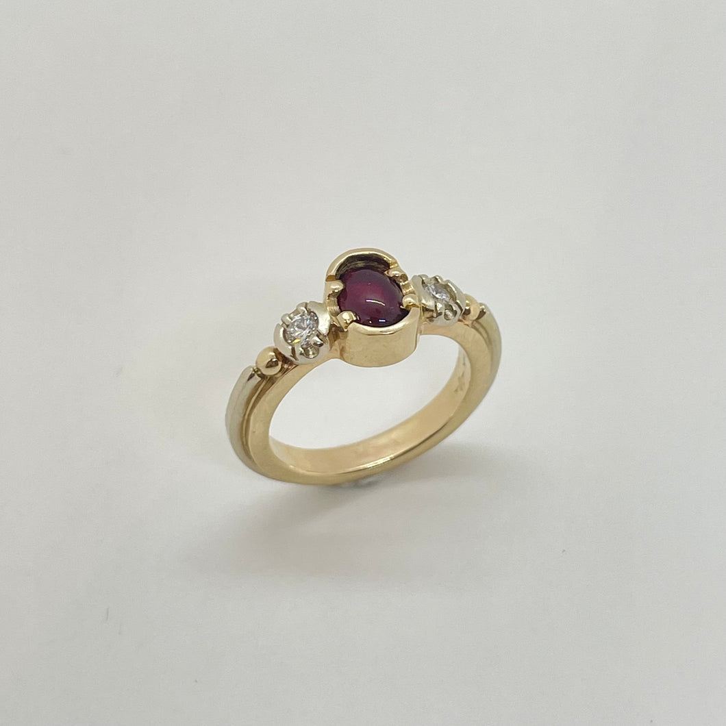 Garnet and diamond ring | cabochon | unique | 14 karat yellow and white gold