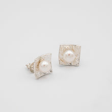 Load image into Gallery viewer, SQUARE EARRINGS WITH WHITE PEARL
