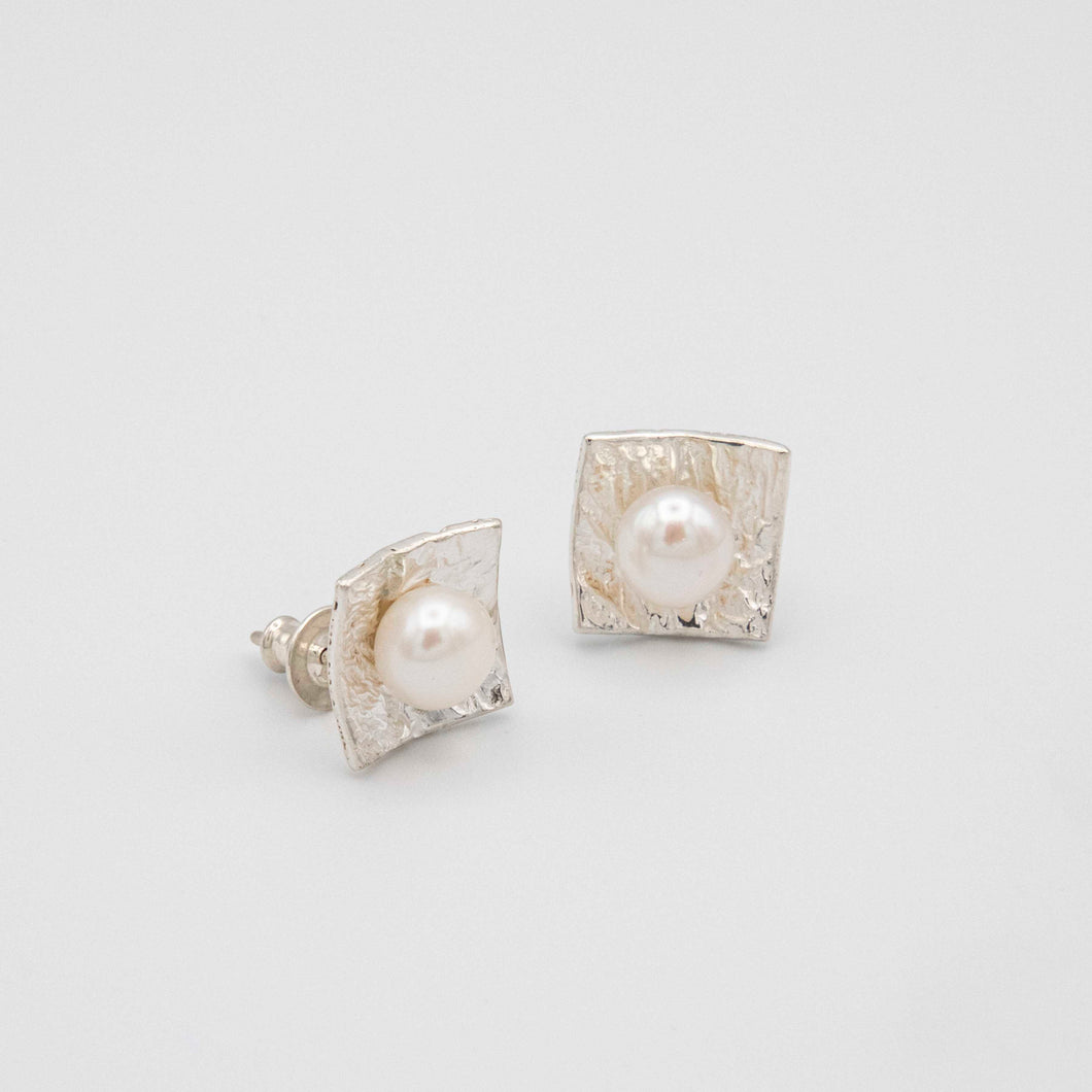 SQUARE EARRINGS WITH WHITE PEARL