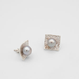 SQUARE EARRINGS WITH GREY PEARL