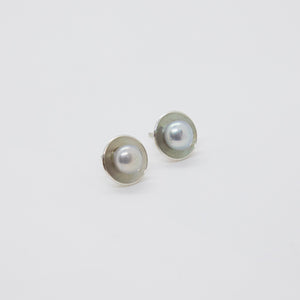 CUP PEARL EARRINGS ON POSTS